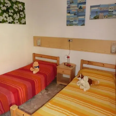 And Bright With Garden And Parking *