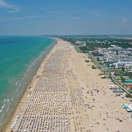 Apartment Three-bedroom With Garden, Parking And Ac Bibione